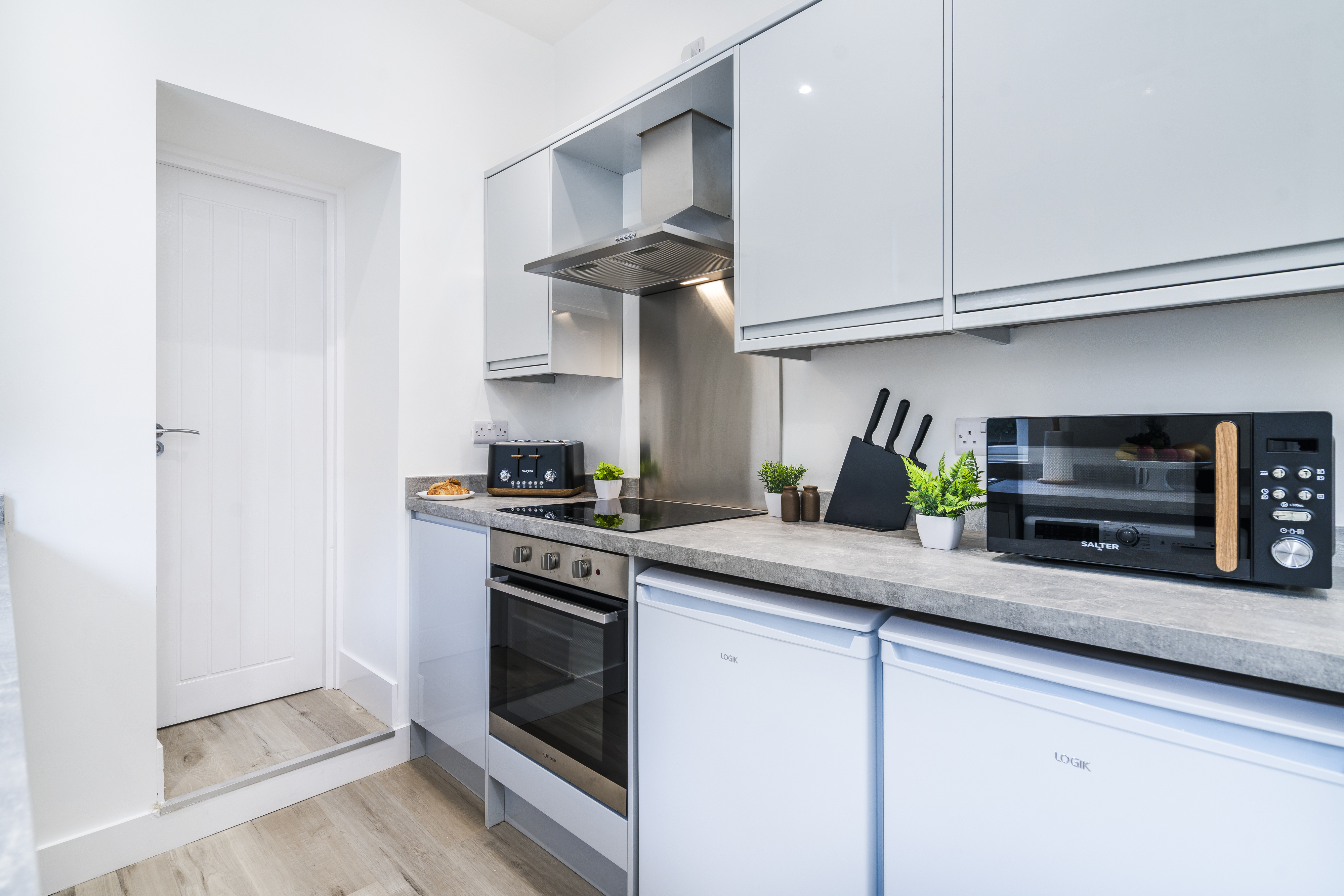 The Weaver master bedroom - 3-bed contractor accommodation Newcastle-under-Lyme